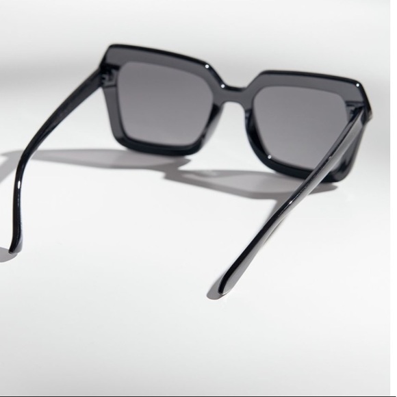 - 🆕URBAN OUTFITTERS Sia Oversized Square Sun Glasses - Picture 3 of 4